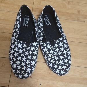 TOMS Black and White Daisy Slip-Ons